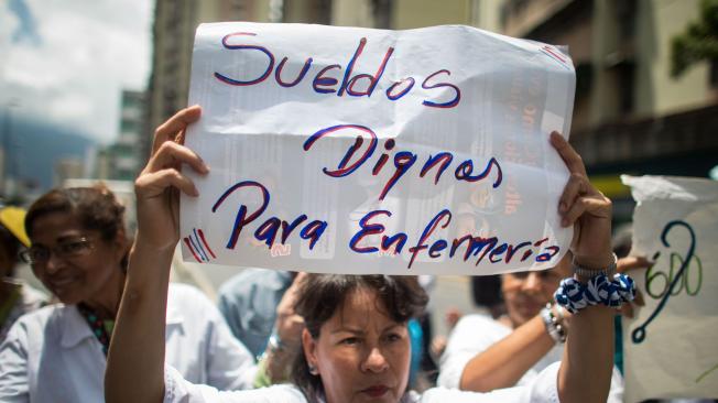 Trabajadores del sector sanitario protestan para exigir mejoras salariales en Caracas (Venezuela).