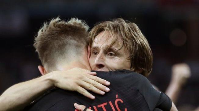 El abrazo de los "niños de la guerra": Luka Modric e Iván Rakitic celebran una victoria durante el Mundial.