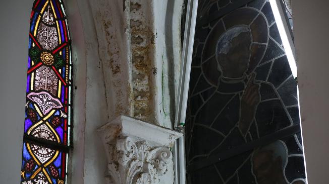 Las paredes de la iglesia están perdiendo su color y la humedad está acabando con ellas.