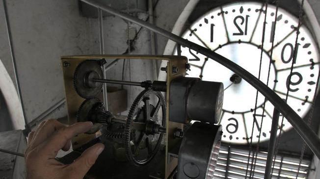 El antiguo reloj de la iglesia ya no marca la hora para sus feligreses. El tiempo se convirtió en olvido.