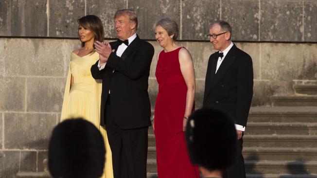 El presidente de Estados Unidos, Donald Trump con su esposa Melania y la Primera Ministra del Reino Unido, Theresa May, con su esposo, Philip May.