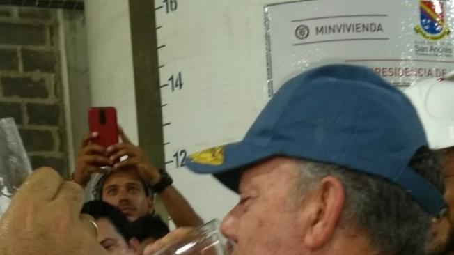 El presidente Juan Manuel Santos tomó un poco de agua tras inaugurar la planta desalinizadora que inauguró.
