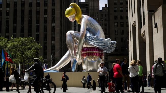 Vista de la escultura del artista Jeff Koons titulada 'Bailarina sentada' de 45 metros de altura situada en el centro Rockefeller de Nueva York. 2017.