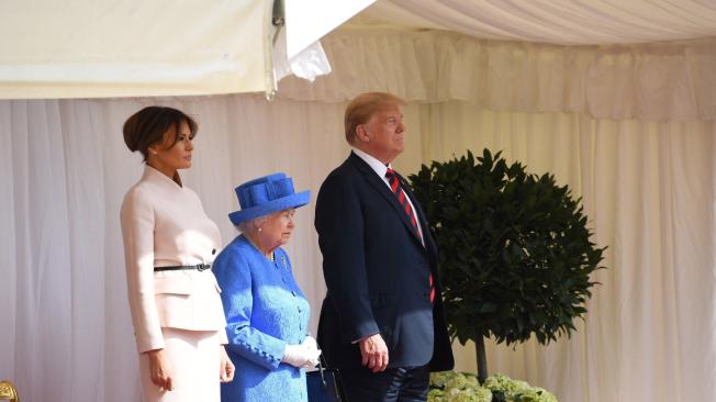 El presidente estadounidense, Donald Trump con su esposa Melania y la reina Isabel II de Inglaterra.