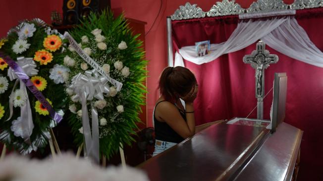 Una mujer observa un ataúd que contiene el cuerpo del estudiante Gerald José Vásquez, muerto a tiros durante enfrentamientos con la policía antidisturbios en una iglesia cerca de la Universidad Nacional Autónoma de Nicaragua (UNAN) en Managua, el pasado 15 de julio.