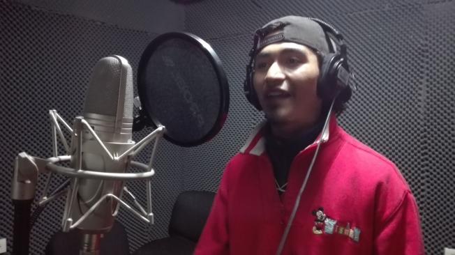 Carlos Steven Páez, dedicado al BMX y rap, mientras estaba grabando la canción que compusieron junto con la comunidad.