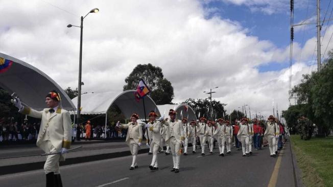 Por cielo y tierra, efectivos de las Fuerzas Militares y la Policía rinden homenaje a la independencia de Colombia.