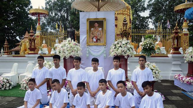 Ceremonia budista en la que participan once de los doce niños rescatados en una cueva de Tailandia.