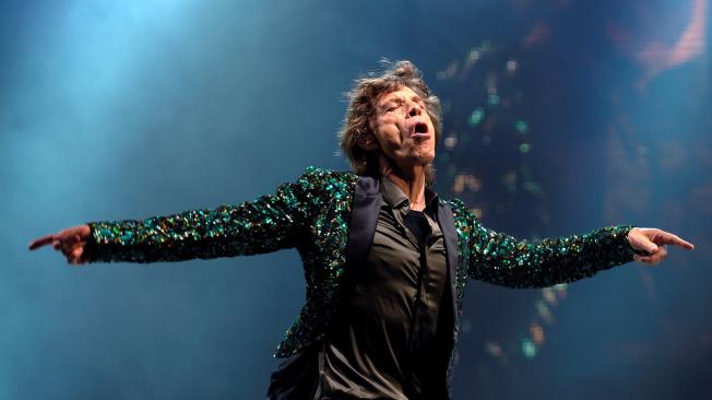 Muestra al líder de The Rolling Stones, el británico Mick Jagger, mientras actúa sobre el escenario en el festival de Glastonbury 2013 en el Reino Unido.