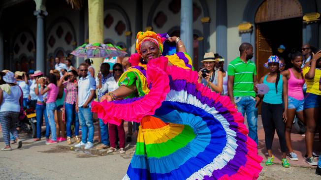Una mujer afro son parte del patrimonio Fiestas de San Pacho que se celebran entre septiembre y octubre en Quibdó