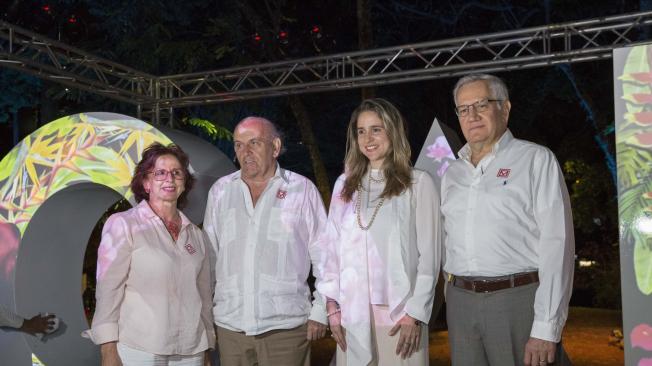 El Alcalde Maurice Armitage acompañado de los representates de La Constructora Meléndez en el evento 'Un regalo para Cali'
