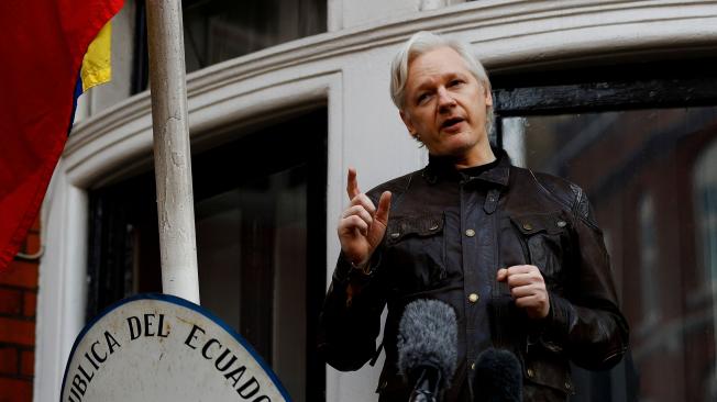 El fundador de WikiLeaks, Julian Assange, es visto en el balcón de la Embajada de Ecuador en Londres, Gran Bretaña, el 19 de mayo de 2017.
