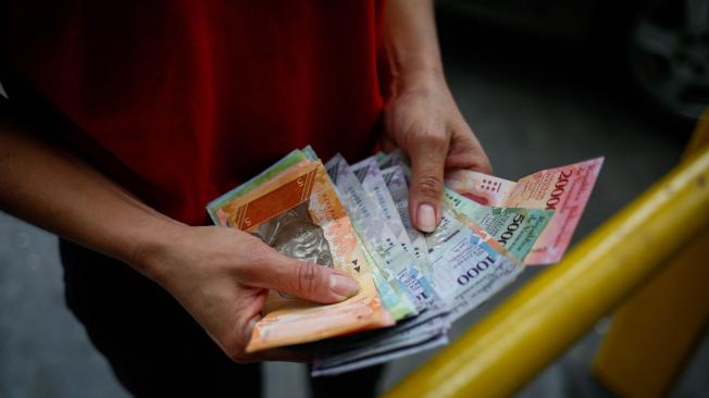 Las recientes medidas anunciadas por el presidente venezolano, Nicolás Maduro, que incluyen suprimir cinco ceros a la moneda y "revisar" la ley que regula la actividad cambiaria, son "insuficientes" para atajar la severa crisis económica que padece el país, estiman analistas.