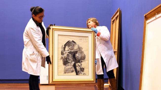 Con cuidado milimétrico, los expertos del Museo Nacional de Colombia montan cada una de las obras de la exposición en honor al maestro Fernando Botero.