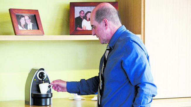 Sin ser barista, a lo que le apuestan las nuevas generaciones de caficultores, Jaramillo prepara cafés en su oficina.