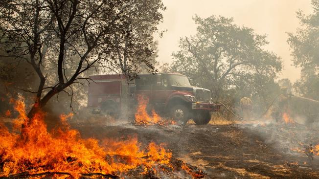 El llamado incendio 'Carr', que se localiza en el condado de Shasta, amenaza a más de 5.000 viviendas.