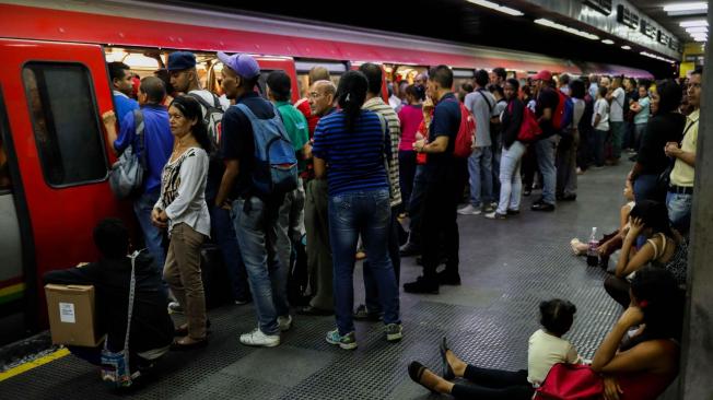 Personas utilizan el metro durante el restablecimiento del servicio, luego de un apagón que dejó a la ciudad sin energía eléctrica por varias horas este martes.