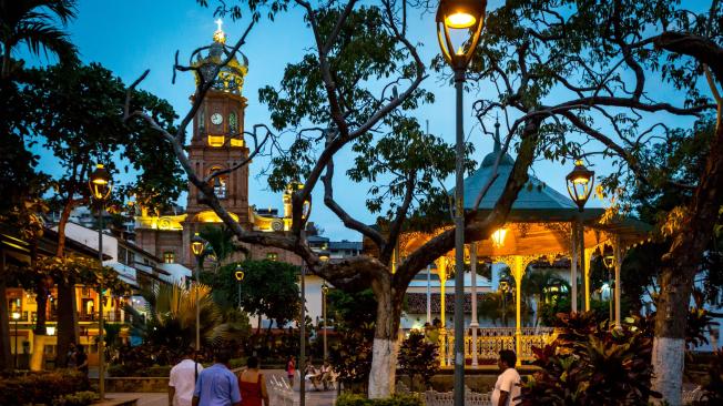 En la plaza de armas de Puerto Vallarta, turistas y locales pueden hacer parte de una fiesta al aire libre.