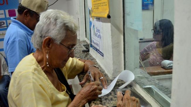 Los adultos mayores desamparados reciben un auxilio directo monetario, a través del programa Colombia Mayor.