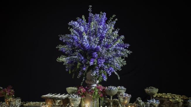 Las flores siempre darán vida a una mesa como esta para los postres, llenos de variedad y sabor.