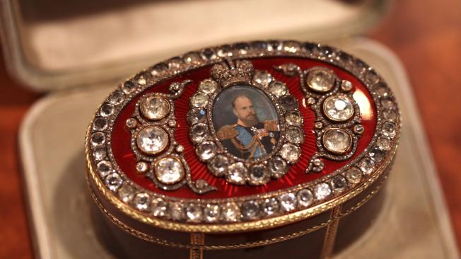 Caja de diamantes en honor al zar.