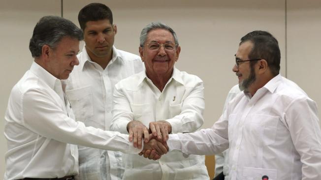 22 de septiembre de 2015, Juan Manuel Santos y Rodrigo Londoño, alias Timochenko, se dieron la mano en La Habana luego de alcanzar un acuerdo en el punto de justicia transicional.