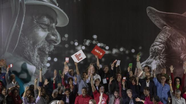 Luiz Inacio Lula da Silva, expresidente de Brasil, que aspira nuevamente a la presidencia en Brasil, pero cumple condena de prisión de 12 años por corrupción. Su imagen en la Convención del Partido de los Trabajadores.