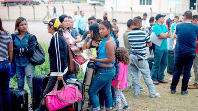 Cientos de venezolanos recurren cada día a la frontera con Brasil para solicitar asilo y mejores oportunidades.