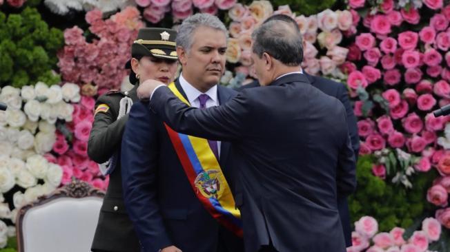 Ernesto Macías le impone la banda presidencial a Iván Duque.
