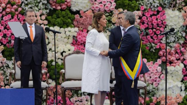 El presidente Iván Duque es felicitado por la vicepresidente Marta Lucía ramírez, tras asumir el cargo.