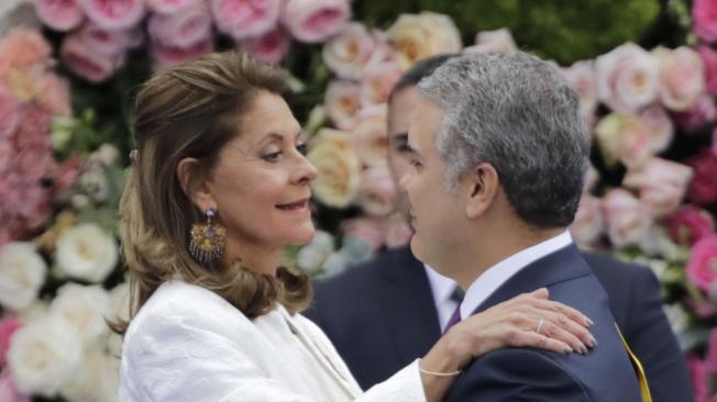 El Presidente Iván Duque conversa con la vicepresidenta Marta Lucía Ramírez, luego de recibir la banda presidencial.