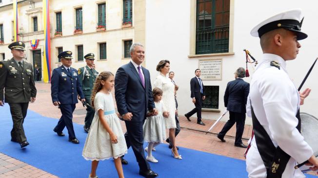 El presidente Iván Duque camina con su esposa y sus hijos rumbo a la Plaza de Bolívar.