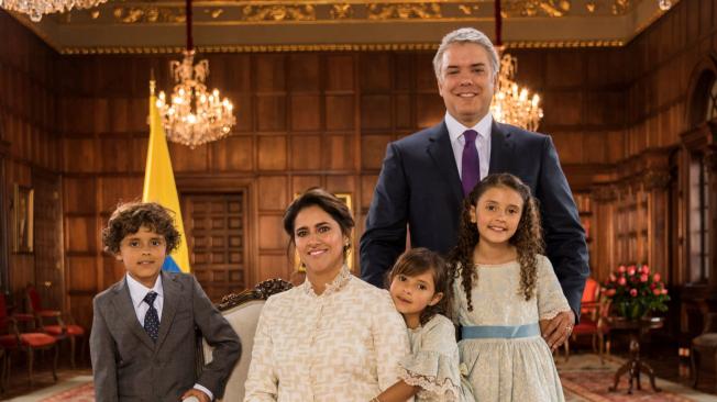 El presidentes Iván Duque posa al lado de su familia para las primeras fotos en la Casa de Nariño.