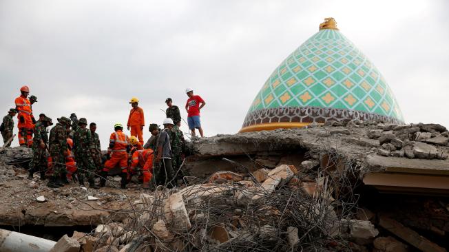 Las tareas de rescate continúan entre los escombros de los hogares y algunas mezquitas que quedaron derruidas principalmente en el norte de la isla, tras el terremoto de magnitud 6,9 que el pasado domingo.