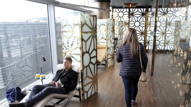 El Dorado Lounge tiene cómodas sillas con vista hacia el aeropuerto.
