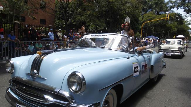 Se realizó en Medellín la versión 23 del tradicional desfile de autos clásicos y antiguos.