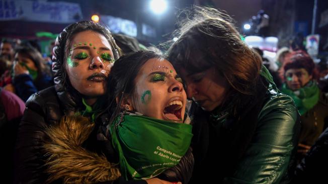 Como con la moda, las jóvenes argentinas enviaron un mensaje con su maquillaje durante las manifestaciones en pro de la ley de aborto en su país.