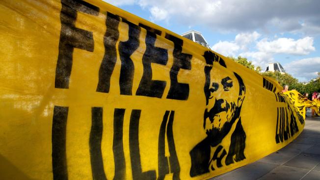 Cerca de 50 activistas se manifestaron este maretes en apoyo al expresidente brasileño Luiz Inácio Lula da Silva en París, Francia, con una pancarta en la que se lee "Lula Libre".