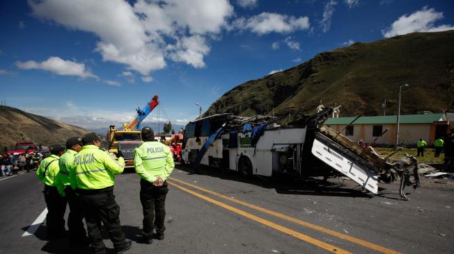 Autoridades y cuerpos de emergencia trabajab en el lugar del accidente de un autobús de pasajeros en la carretera andina que une Quito con la zona de Papallacta en Palugo (Ecuador).
