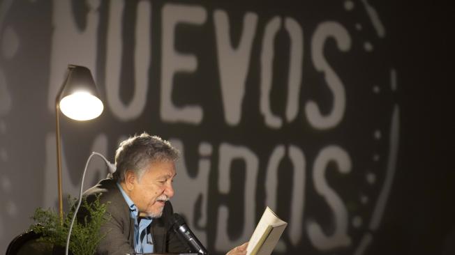 Juan Manuel Roca es uno de los poetas invitados a la Fiesta del Libro y la Cultura. En la imagen, cuando participó en la primera entrega del Premio León de Greiff.