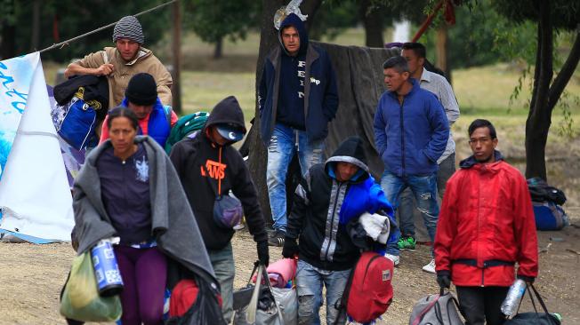 Cientos de emigrantes venezolanos que se hallaban a la intemperie eran trasladados a refugios temporales el pasado martes, en la parte norte de Quito (Ecuador), hasta que logren reunir los 15 dólares necesarios para seguir viaje a Perú, una opción que persiguen el 80 por ciento de ellos.