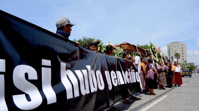 Mujeres mayas agrupadas en la Coordinadora de Viudas de Guatemala (CONAVIGUA) gritan frente al Palacio de Gobierno que en alguna de sus oficinas se gestó la desaparición forzada.