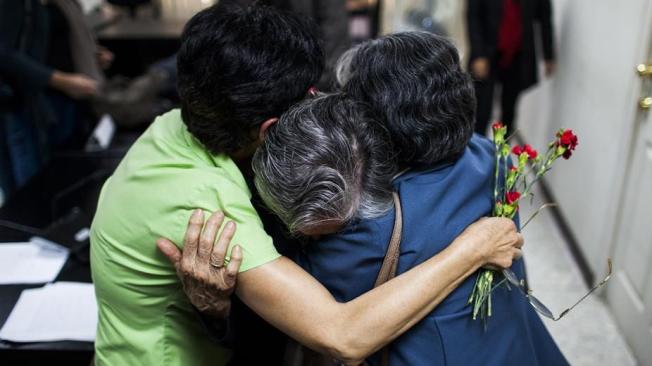 Dos hermanas y la mamá de Marco Antonio Molina Theissen, detenido y desaparecido a sus 14 años por el Ejército de Guatemala.