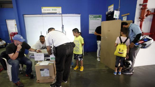 En Medellín votaron 518.000 personas, de 1,6 inscritas, lo que significa el 32,5 por ciento.