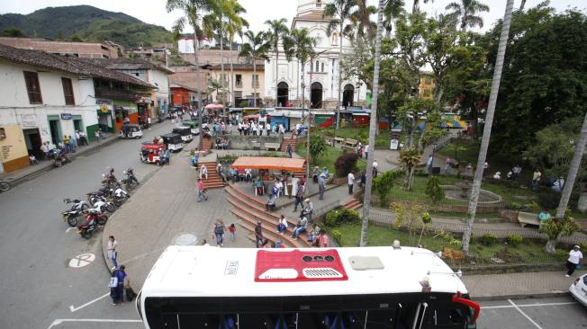 Buses salen desde el parque con las personas que necesitan llegar a la portería de la obra para pasar en las caravanas hacia Medellín.