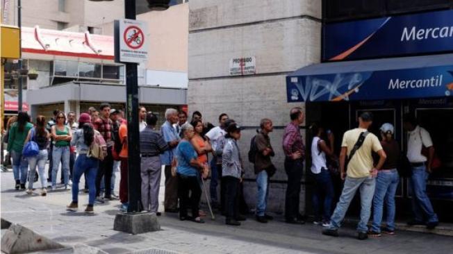 Largas filas se formaron en los pocos cajeros automáticos que dispensaban los nuevos billetes en Venezuela.