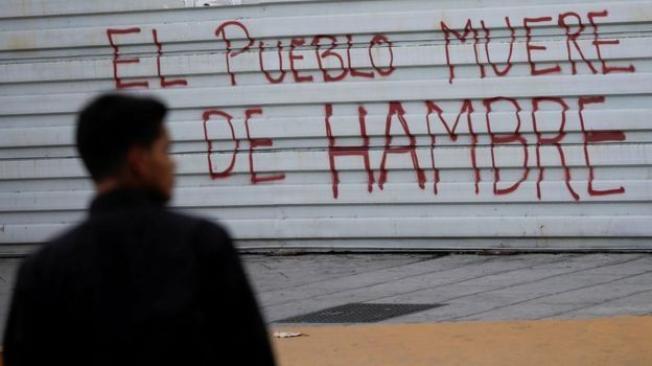 Los venezolanos temen por la constante subida de los precios de productos básicos. "Es una locura", dicen.
