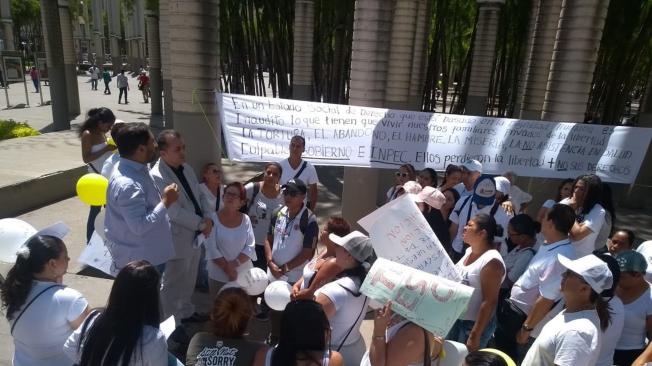 Las familias de los internos, en Medellín, hicieron un plantón para pedir la protección de los derechos de sus seres queridos.