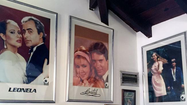 La casa en Miami de Fiallo tiene las paredes empapeladas de carteles de sus éxitos en todo el mundo.