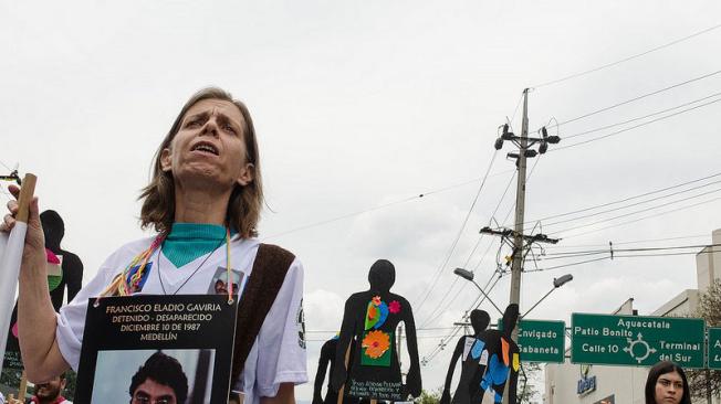 Las mujeres en otras partes de colombia también marchan por la memoria y la justicia en el Día Internacional de las Víctimas de Desaparición Forzada. Aquí las de Movice en Medellín.
